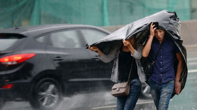 Прохожие на улице во время дождя