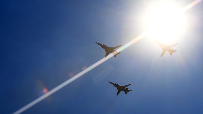 Дальние сверхзвуковые ракетоносецы-бомбардировщики Ту-22М3 во время воздушного парада на авиационном фестивале Форсаж-2017. 12 августа 2017