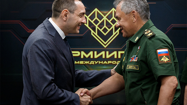 Глава минобороны Сербии Александр Вулин и министр обороны РФ генерал армии Сергей Шойгу. 12 августа 2017 Глава минобороны Сербии Александр Вулин и министр обороны РФ генерал армии Сергей Шойгу. 12 августа 2017