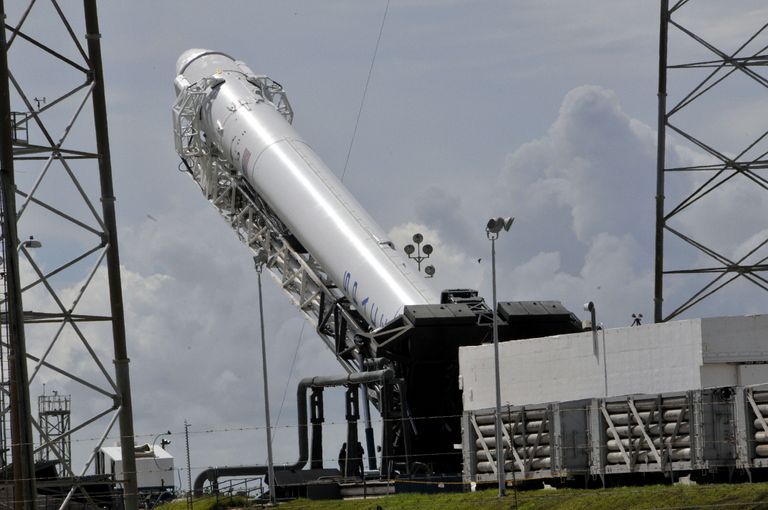 Ракета SpaceX Falcon 9 с космическим кораблем Dragon готовится к запуску на МКС Ракета SpaceX Falcon 9 с космическим кораблем Dragon готовится к запуску на МКС