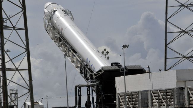 Ракета SpaceX Falcon 9 с космическим кораблем Dragon готовится к запуску на МКС. Архивное фото