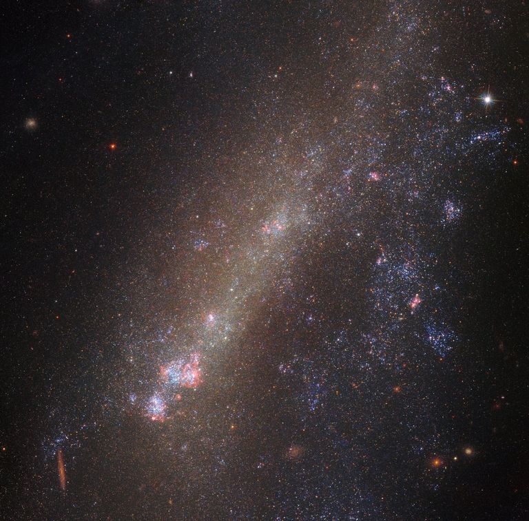 Галактики IC 1727 и NGC 672, столкнувшиеся в недавнем прошлом Галактики IC 1727 и NGC 672, столкнувшиеся в недавнем прошлом