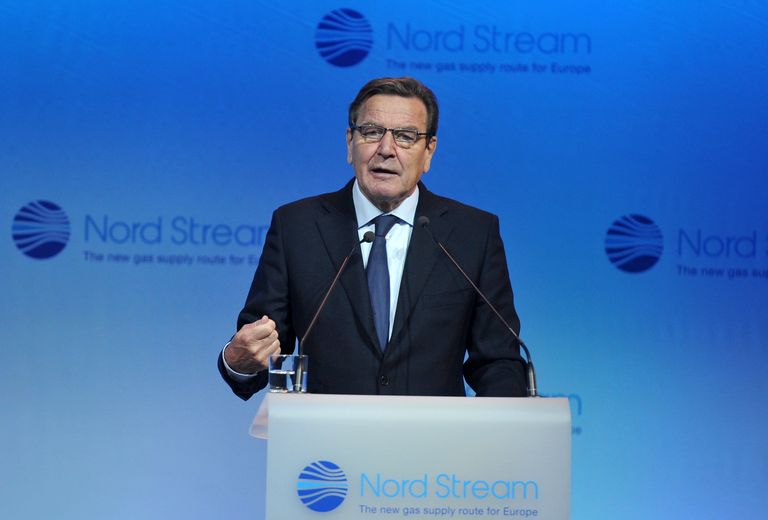 Председатель комитета акционеров Nord Stream AG Герхард Шредер выступает на церемонии пуска в эксплуатацию второй ветки газопровода Северный поток