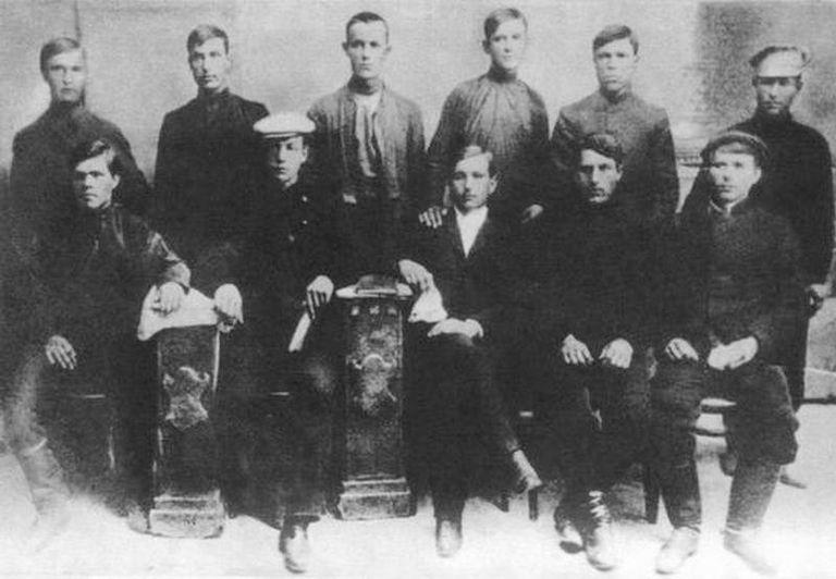 Нестор Махно с группой анархистов Гуляйполя, 1909 год Нестор Махно с группой анархистов Гуляйполя, 1909 год