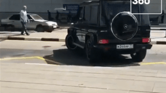 Полиция проверяет данные о езде Gelandewagen по тротуарам у Шереметьево Полиция проверяет данные о езде Gelandewagen по тротуарам у Шереметьево
