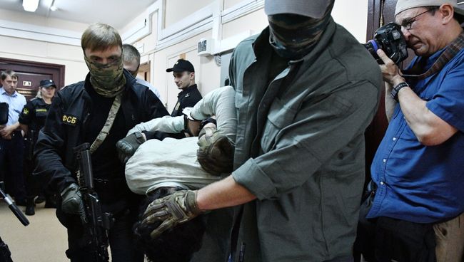 Подозреваемые в подготовке взрывов в Москве доставлены в Лефортовский суд Подозреваемые в подготовке взрывов в Москве доставлены в Лефортовский суд