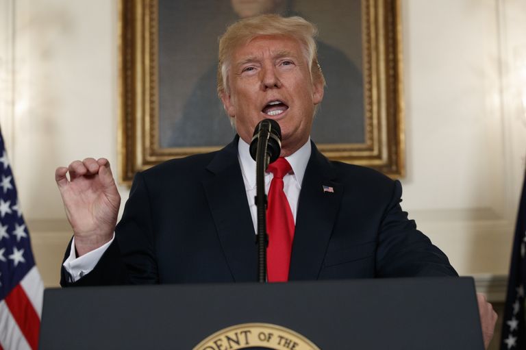 Президент США Дональд Трамп говорит о националистическом митинге в Шарлоттсвилле в Дипломатической комнате Белого дома. 14 августа 2017
