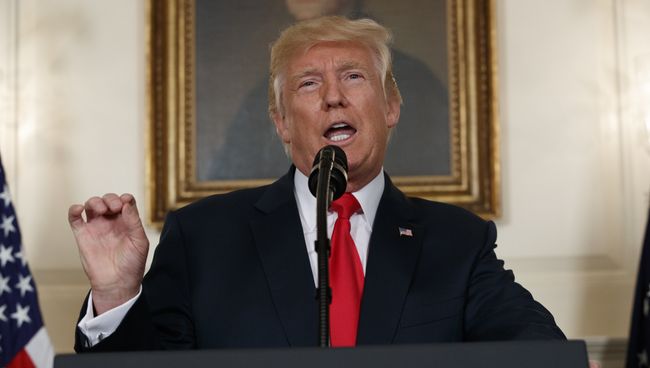 Президент США Дональд Трамп говорит о националистическом митинге в Шарлоттсвилле в Дипломатической комнате Белого дома. 14 августа 2017 Президент США Дональд Трамп говорит о националистическом митинге в Шарлоттсвилле в Дипломатической комнате Белого дома. 14 августа 2017