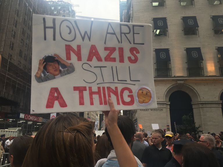 Толпа протестующих против политики Дональда Трампа у небоскреба Trump Tower