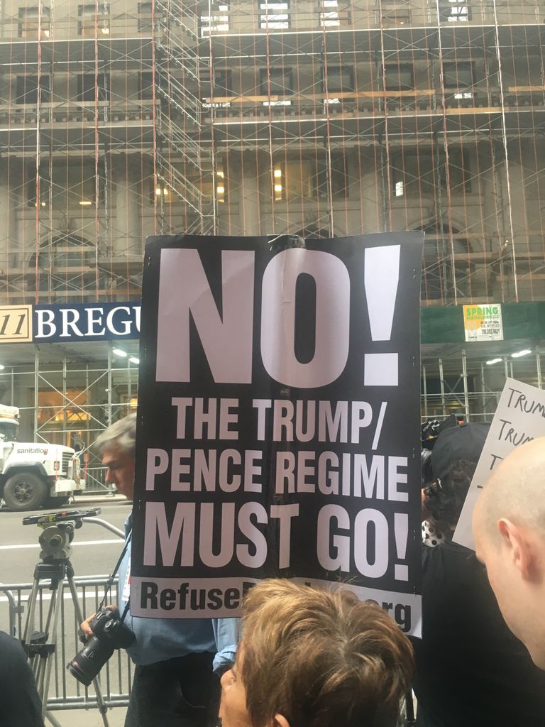 Толпа протестующих против политики Дональда Трампа у небоскреба Trump Tower