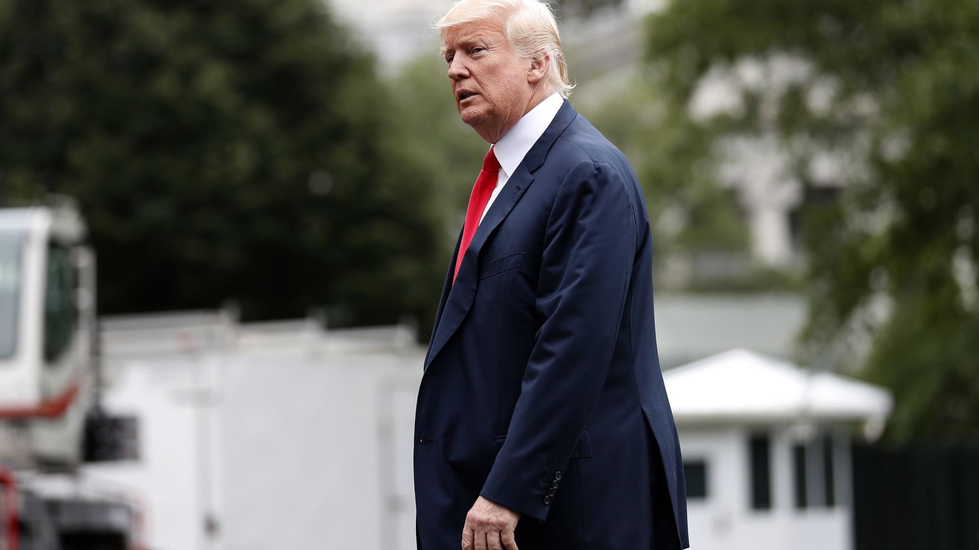 Президент США Дональд Трамп возле Белого дома в Вашингтоне Президент США Дональд Трамп возле Белого дома в Вашингтоне - РИА Новости, 1920, 08.12.2025