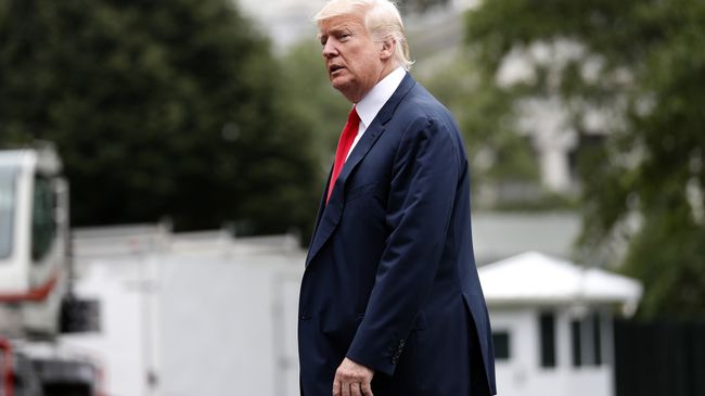 Президент США Дональд Трамп возле Белого дома в Вашингтоне. 14 августа 2017 Президент США Дональд Трамп возле Белого дома в Вашингтоне. 14 августа 2017