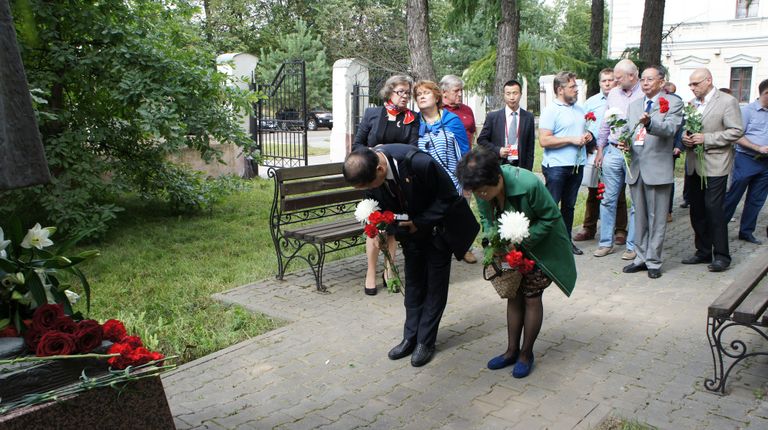 На церемонии возложения цветов к памятнику А.А.Зиновьеву На церемонии возложения цветов к памятнику А.А.Зиновьеву