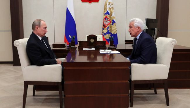 Президент РФ Владимир Путин и руководитель фракции Единая Россия в Государственной думе Владимир Васильев во время встречи. 15 августа 2017 Президент РФ Владимир Путин и руководитель фракции Единая Россия в Государственной думе Владимир Васильев во время встречи. 15 августа 2017