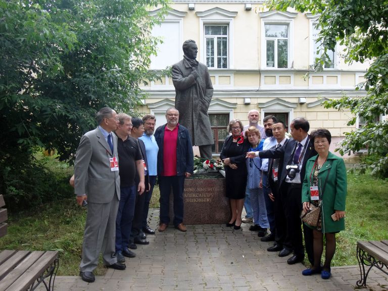 На церемонии возложения цветов к памятнику А.А.Зиновьеву На церемонии возложения цветов к памятнику А.А.Зиновьеву