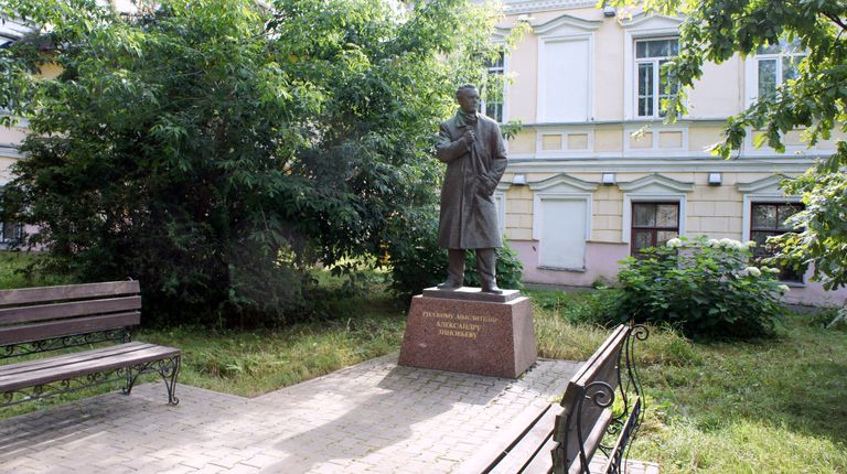 Памятник Александру Зиновьеву в Костроме Памятник Александру Зиновьеву в Костроме