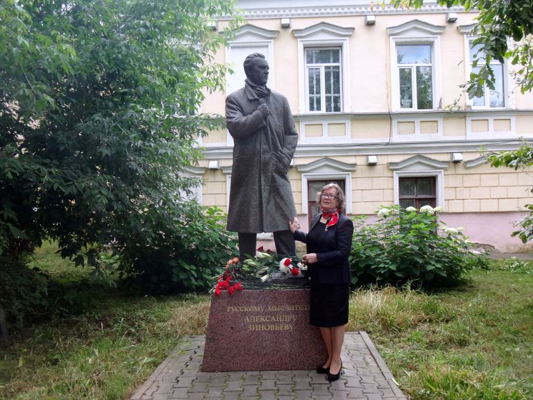Ольга Зиновьева на церемонии возложения цветов к памятнику Александру Зиновьеву Ольга Зиновьева на церемонии возложения цветов к памятнику Александру Зиновьеву