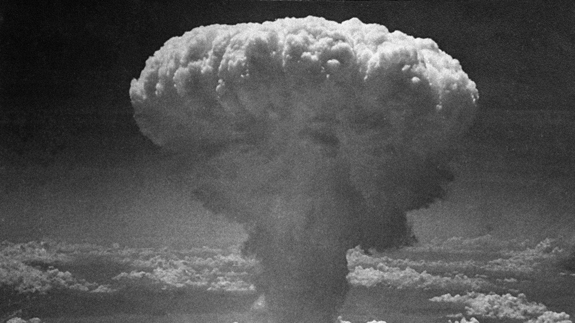 Облако от атомного взрыва над Нагасаки, Япония. 9 августа 1945 Облако от атомного взрыва над Нагасаки, Япония. 9 августа 1945 - РИА Новости, 1920, 03.06.2024