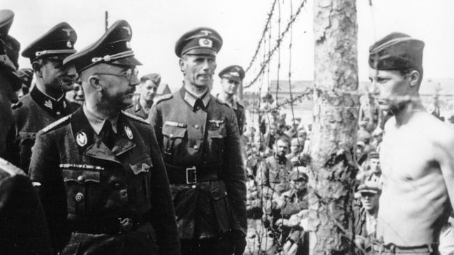 Глава СС и гестапо Генрих Гиммлер осматривает немецкий лагерь военнопленных на оккупированной территории Советского Союза Глава СС и гестапо Генрих Гиммлер осматривает немецкий лагерь военнопленных на оккупированной территории Советского Союза