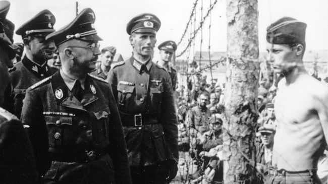 Глава СС и гестапо Генрих Гиммлер осматривает немецкий лагерь военнопленных на оккупированной территории Советского Союза Глава СС и гестапо Генрих Гиммлер осматривает немецкий лагерь военнопленных на оккупированной территории Советского Союза