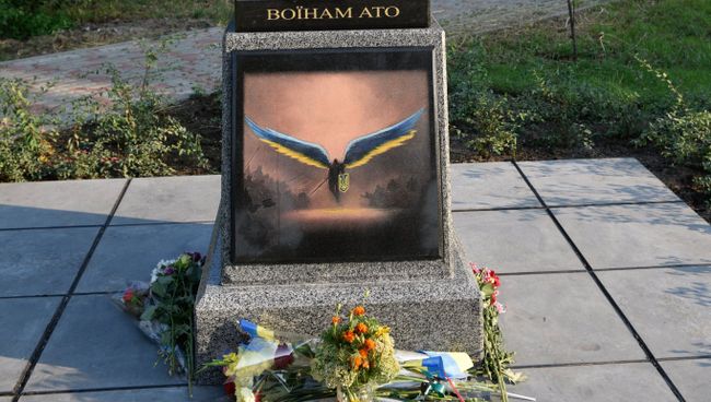 Памятник военным, погибшим на Донбассе, в Киеве. Архивное фото Памятник военным, погибшим на Донбассе, в Киеве. Архивное фото