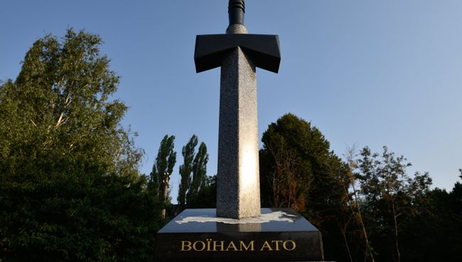 Памятник военным, погибшим на Донбассе, в Киеве. 15 августа 2017 Памятник военным, погибшим на Донбассе, в Киеве. 15 августа 2017