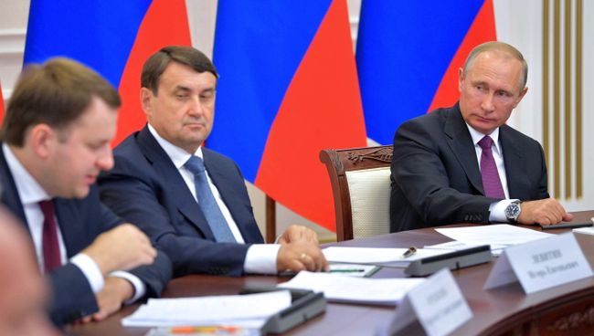 резидент РФ Владимир Путин на совещании по вопросам развития транспортной инфраструктуры Северо-Запада России. 16 августа 2017 резидент РФ Владимир Путин на совещании по вопросам развития транспортной инфраструктуры Северо-Запада России. 16 августа 2017
