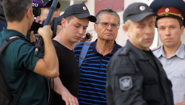 Бывший министр экономического развития РФ Алексей Улюкаев после заседания в Замоскворецком суде Москвы. 16 августа 2017