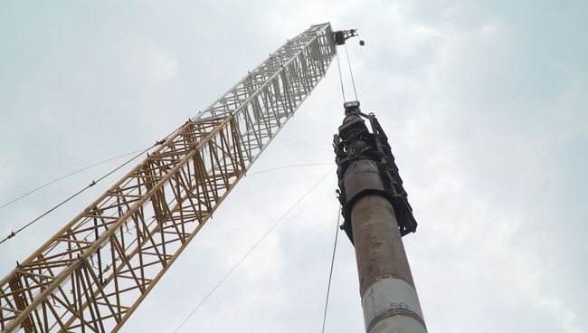 Строители забили последнюю сваю в основание автодорожной части Крымского моста Строители забили последнюю сваю в основание автодорожной части Крымского моста