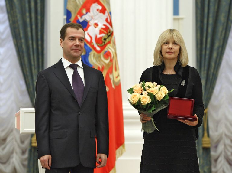 31 октября 2011. Президент России Дмитрий Медведев вручает звание Народный артист Российской Федерации актрисе Вере Глаголевой 31 октября 2011. Президент России Дмитрий Медведев вручает звание Народный артист Российской Федерации актрисе Вере Глаголевой