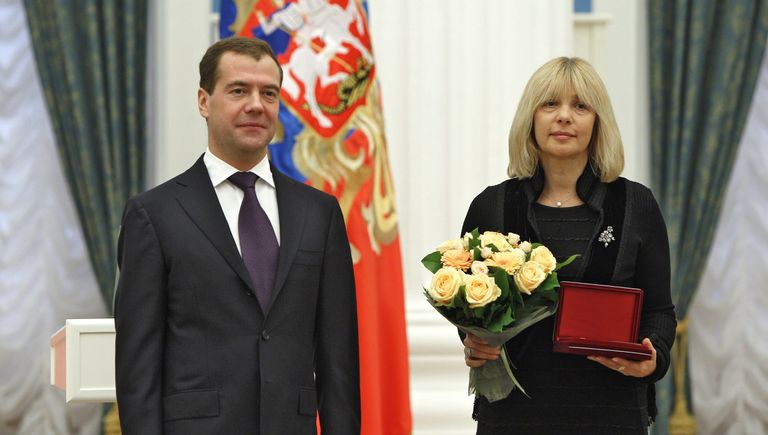 31 октября 2011. Президент России Дмитрий Медведев вручает звание Народный артист Российской Федерации актрисе Вере Глаголевой 31 октября 2011. Президент России Дмитрий Медведев вручает звание Народный артист Российской Федерации актрисе Вере Глаголевой