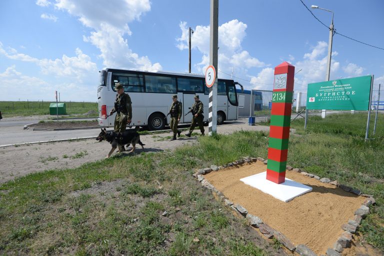 Пограничник с собакой  на границе с Казахстаном