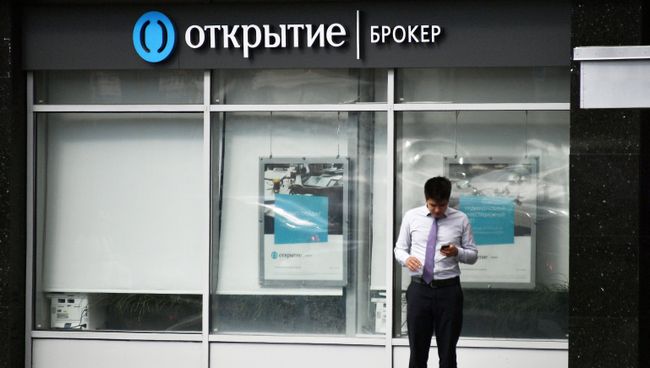 Мужчина у отделения банка Открытие. Архивное фото