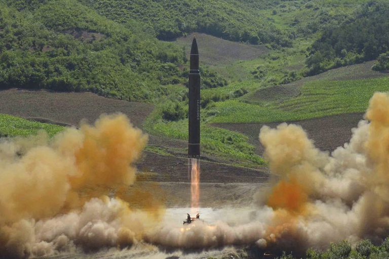 Запуск баллистической ракеты Хвасон-14 в КНДР. 4 июля 2017