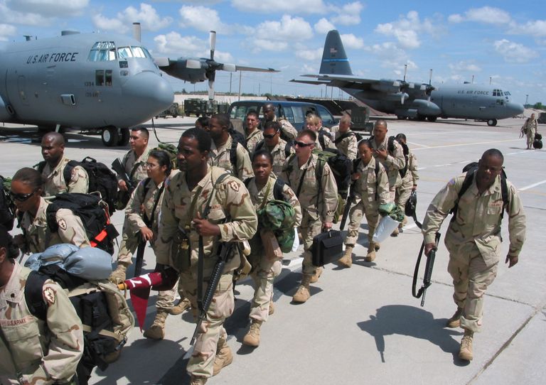 Военнослужащие США на авиабазе Карши-Ханабад в Узбекистане. 27 апреля 2004