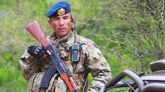 Военнослужащий армии Таджикистана во время учений. Архивное фото Военнослужащий армии Таджикистана во время учений. Архивное фото