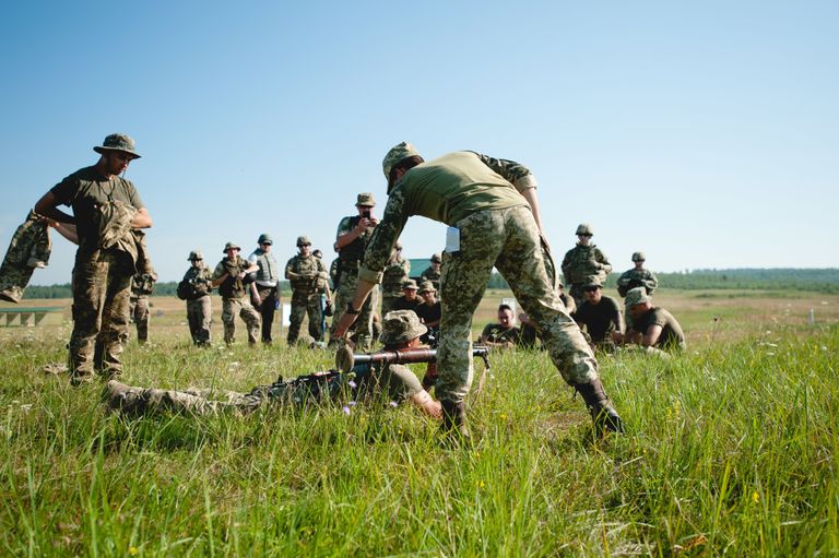 Американские инструкторы обучают украинских военных на Яворивском военном полигоне во Львовской области. Август 2017 Американские инструкторы обучают украинских военных на Яворивском военном полигоне во Львовской области. Август 2017