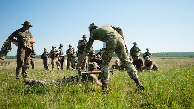 Американские инструкторы обучают украинских военных на Яворивском военном полигоне во Львовской области. Август 2017 Американские инструкторы обучают украинских военных на Яворивском военном полигоне во Львовской области. Август 2017