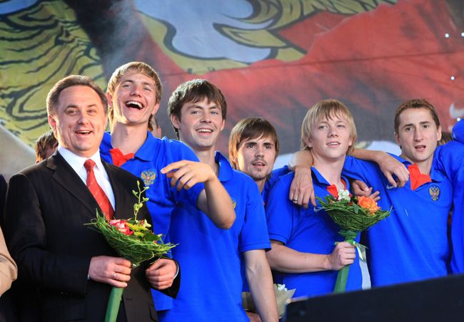 Виталий Мутко и игроки сборной России