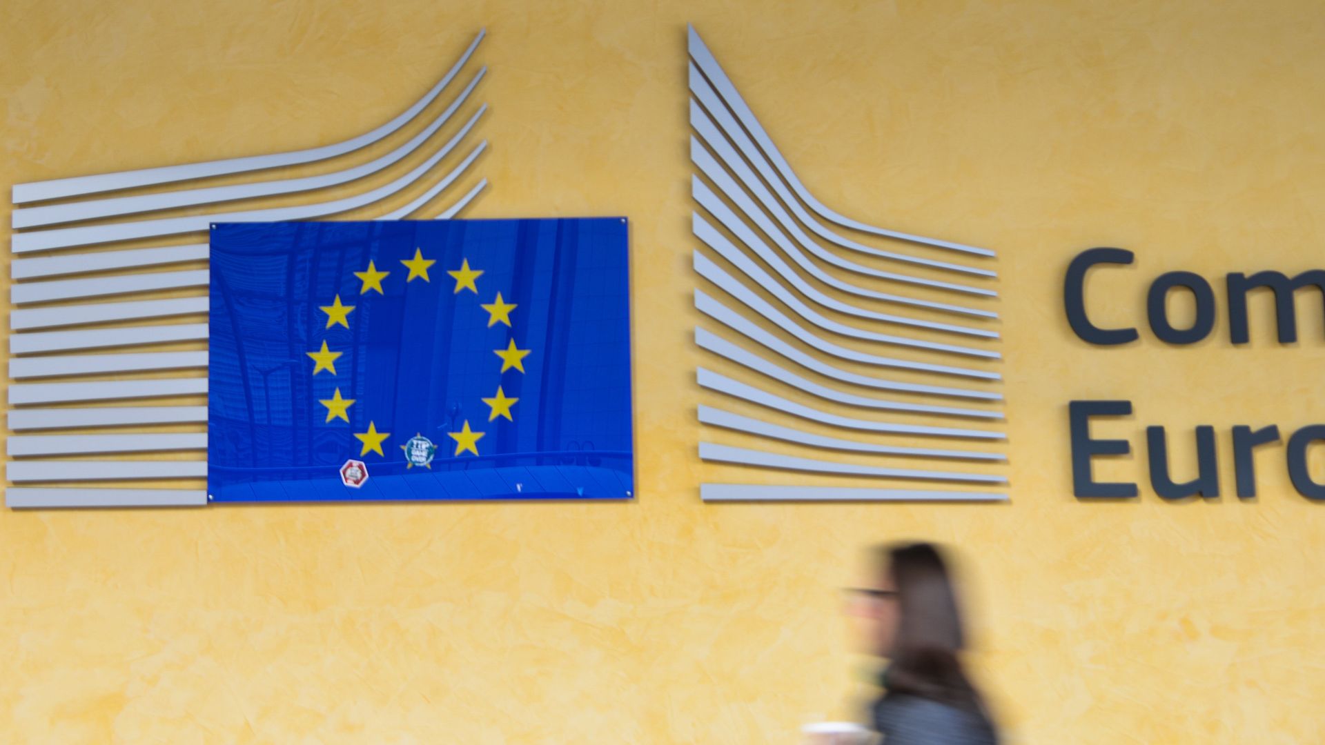 Логотип Евросоюза на здании штаб-квартиры Европейского парламента в Брюсселе Логотип Евросоюза на здании штаб-квартиры Европейского парламента в Брюсселе - РИА Новости, 1920, 27.08.2025