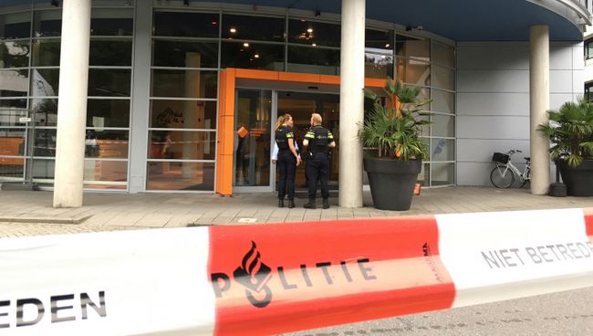 Полицейские у здания радиостанции 3FM в городе Хилверсюм Полицейские у здания радиостанции 3FM в городе Хилверсюм