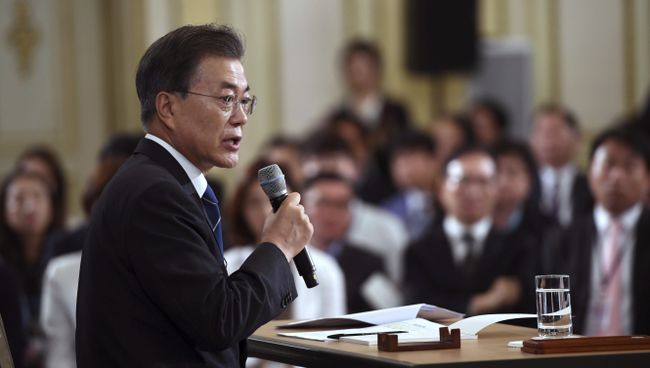 Президент Южной Кореи Мун Чжэ Ин на пресс-конференции, посвященной его первым 100 дням правления. 17 августа 2017 Президент Южной Кореи Мун Чжэ Ин на пресс-конференции, посвященной его первым 100 дням правления. 17 августа 2017