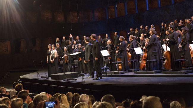 Выступление оркестра и хора MusicAeterna в Зальцбурге