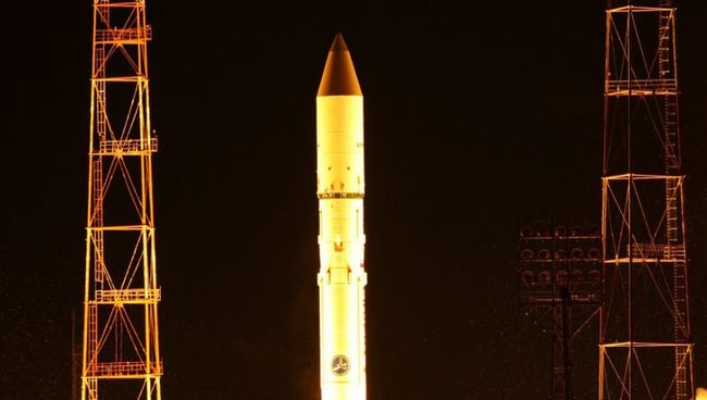 Ракета-носитель Протон-М с разгонным блоком Бриз-М стартовала с космодрома Байконур в Казахстане. 17 августа 2017 Ракета-носитель Протон-М с разгонным блоком Бриз-М стартовала с космодрома Байконур в Казахстане. 17 августа 2017
