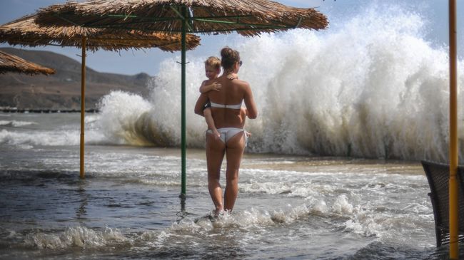 Отдыхающие на пляже в Коктебеле. Архивное фото Отдыхающие на пляже в Коктебеле. Архивное фото