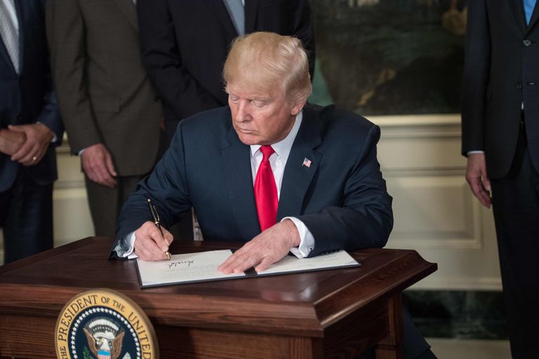 Президент США Дональд Трамп во время подписания меморандума об изучении хищения американской интеллектуальной собственности со стороны Китая