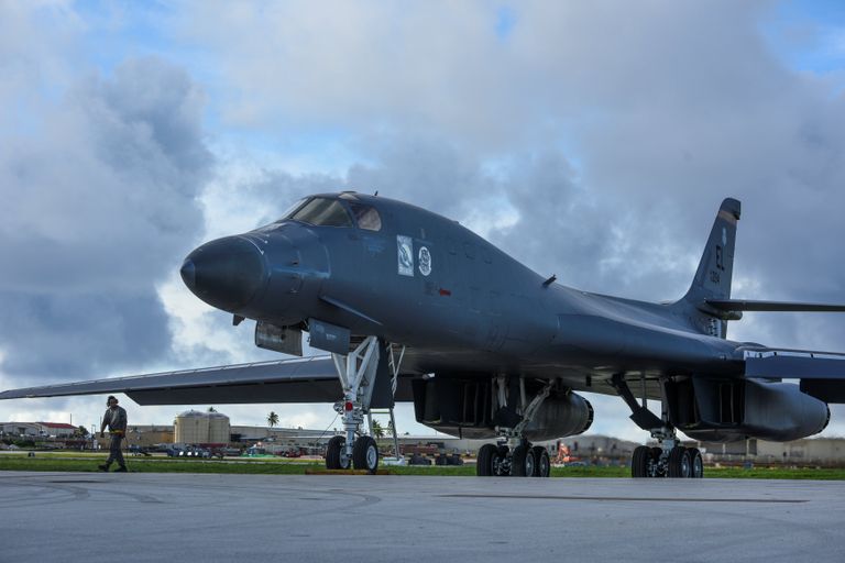 Стратегический бомбардировщик B-1B Lancer на авиабазе Андерсен на острове Гуам. 8 августа 2017