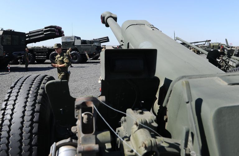 122-мм гаубица Д-30А на выставочной площадке на полигоне Кадамовский 122-мм гаубица Д-30А на выставочной площадке на полигоне Кадамовский