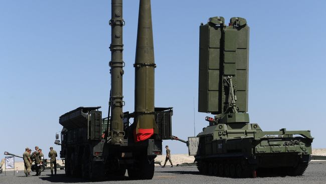 Зенитно-ракетный комплекс С-400 Триумф. Архивное фото Зенитно-ракетный комплекс С-400 Триумф. Архивное фото