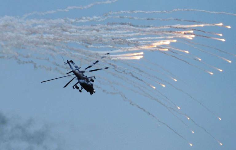 Вертолет Ми-35 над полигоном Кадамовский в Ростовской области во время подготовки к международному военно-техническому форуму Армия-2017 Вертолет Ми-35 над полигоном Кадамовский в Ростовской области во время подготовки к международному военно-техническому форуму Армия-2017